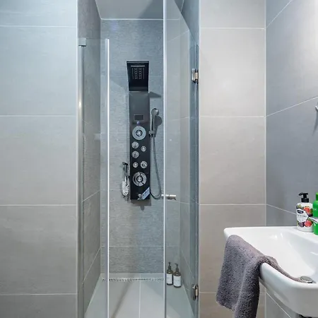 Luxury Penthouse W Garage - Centre Apartment *