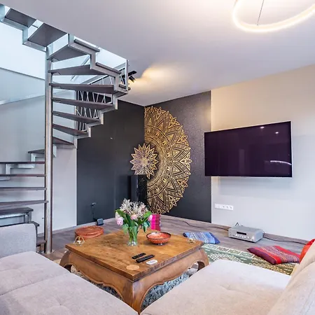 Apartment Luxury Penthouse W Garage - Centre *