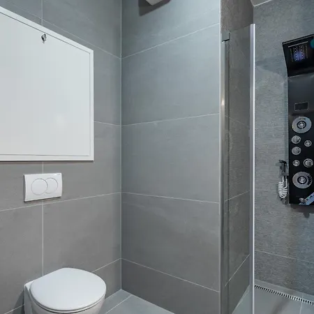 Luxury Penthouse W Garage - Centre Apartment *