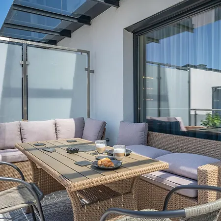 Luxury Penthouse W Garage - Centre Apartment *