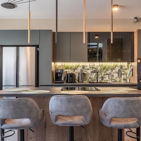 Luxury Penthouse W Garage - Centre *
