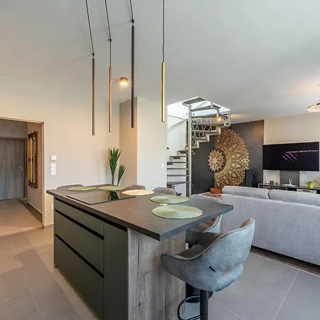 Luxury Penthouse W Garage - Centre *
